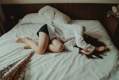 ベッドに寝転び落ち込む女性