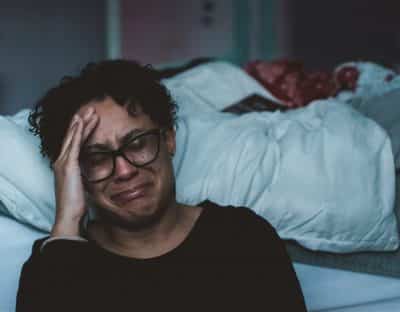 眠れず困っている男性