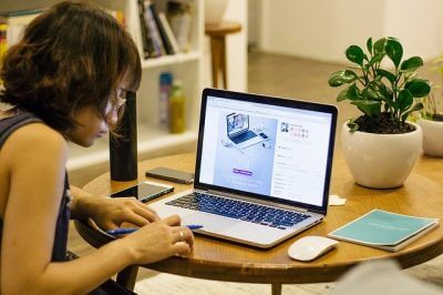 パソコンに向かう若い女性