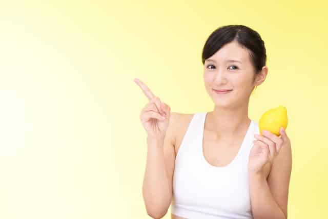 レモンを手に持つ女性