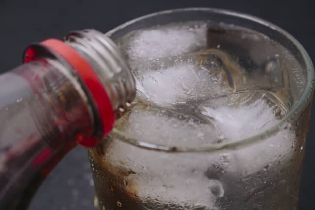 ペットボトルから注がれる炭酸飲料