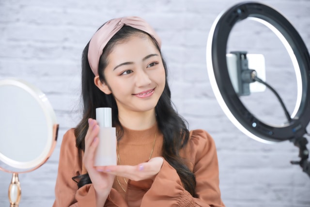 商品を宣伝する女性YouTuber