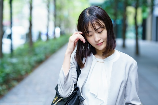 がっかりしている若い女性
