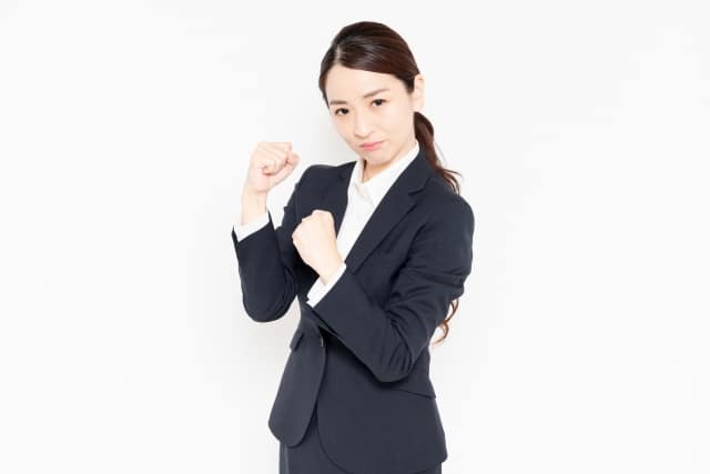 ファイティングポーズをとる若い女性