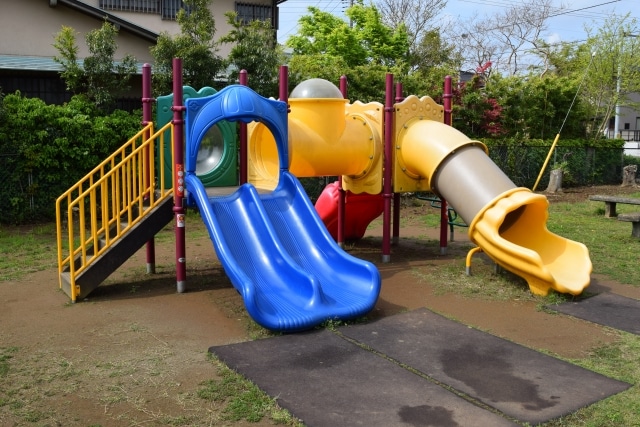 公園の青いすべり台