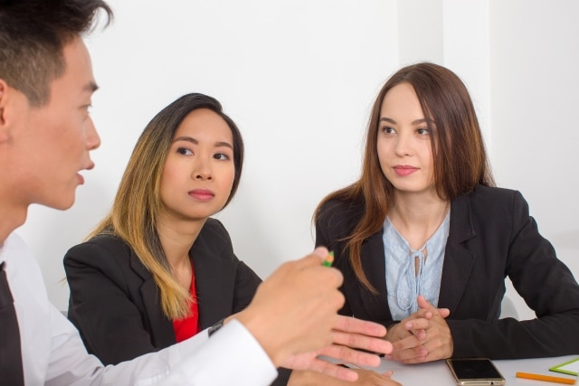 外国語のレッスンをしている男女