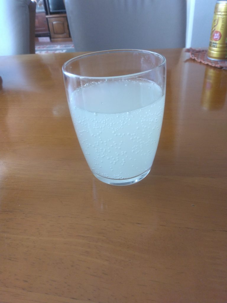 グラスに注がれた白褐色のドリンク